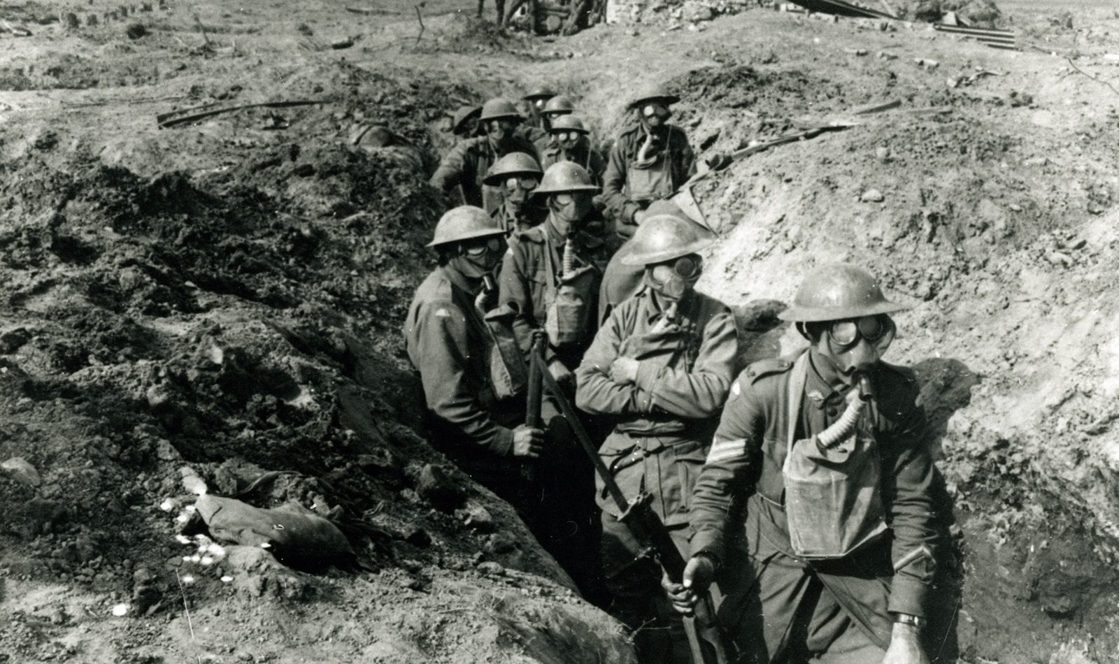 soldiers in trenches ww1