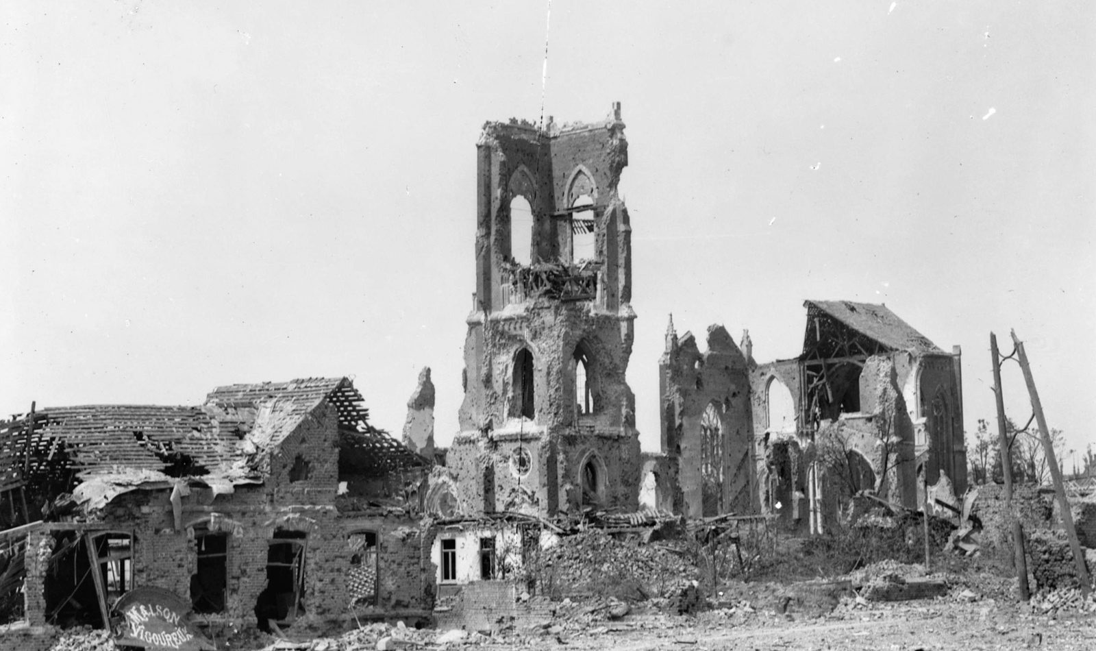 1918 – Black and white image of the church of Villers-Bretonneux almost destroyed in fighting