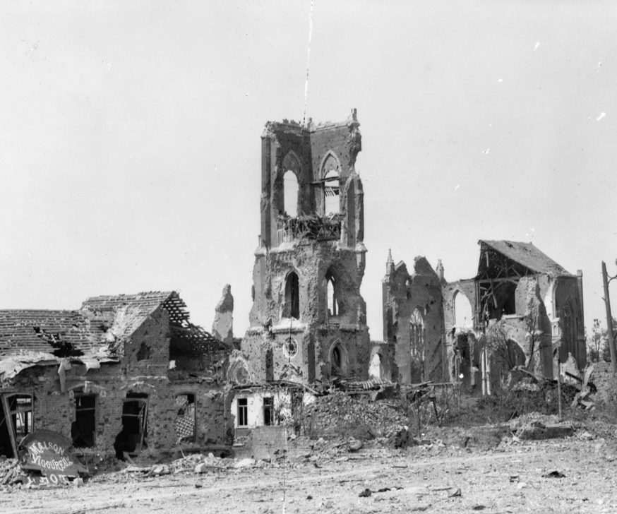 1918 – Black and white image of the church of Villers-Bretonneux almost destroyed in fighting
