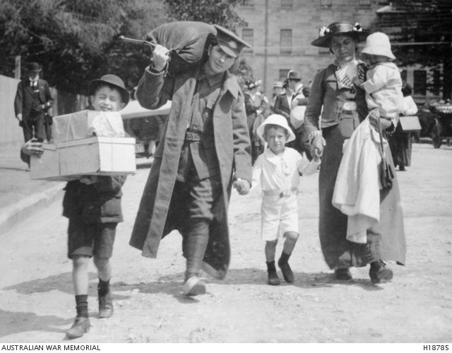 A family is reunited outside Randwick Military Hospital, Sydney – AWM H18785