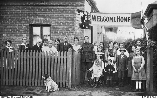 A welcome home for Sapper Arthur Findon from Brompton, South Australia – AWM P05328.001
