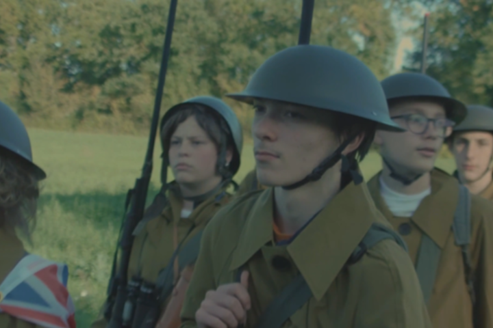 The students of the collège des Bourgognes, dressed as Australian soldiers in their short film Destins Croisés.