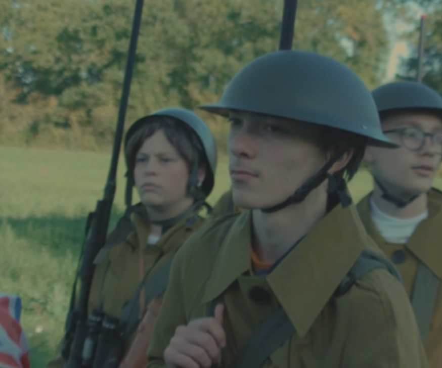 The students of the collège des Bourgognes, dressed as Australian soldiers in their short film Destins Croisés.