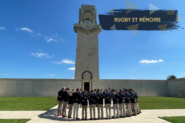 Les joueurs de l’équipe de rugby des Forces de défense australiennes formant une ronde devant le Mémorial National australien.