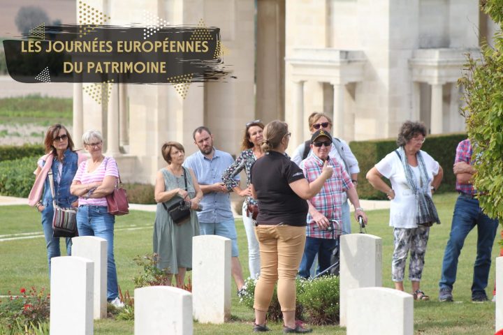 Un membre du personnel guidant des visiteurs dans le cimetière militaire de Villers-Bretonneux.