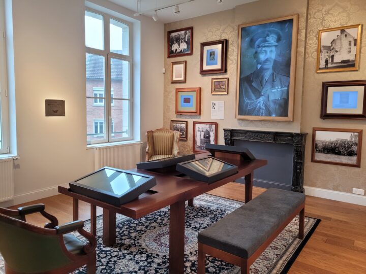 Vue d'une salle du rez-de-chaussée du Musée néo-zélandais de la libération - Te Arawhata, avec des écrans interactifs pour les visiteurs.