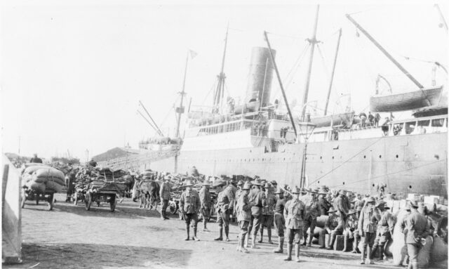 Membres du 10e bataillon AIF attendant d'embarquer sur le navire de transport « Ionian » à destination de la péninsule de Gallipoli. - ©AWM A02145
