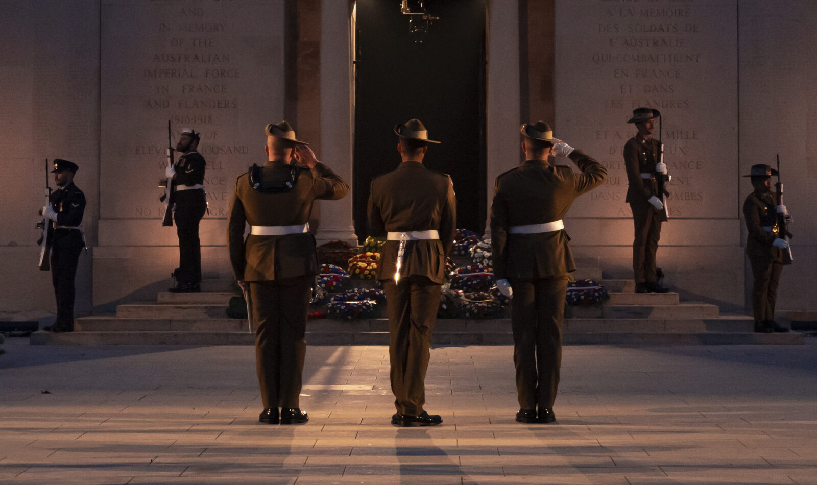 Les gardes de la Fédération australienne lors de la commémoration de l'Anzac Day 2025 au Mémorial National Australien, proche de Villers-Bretonneux en France.
