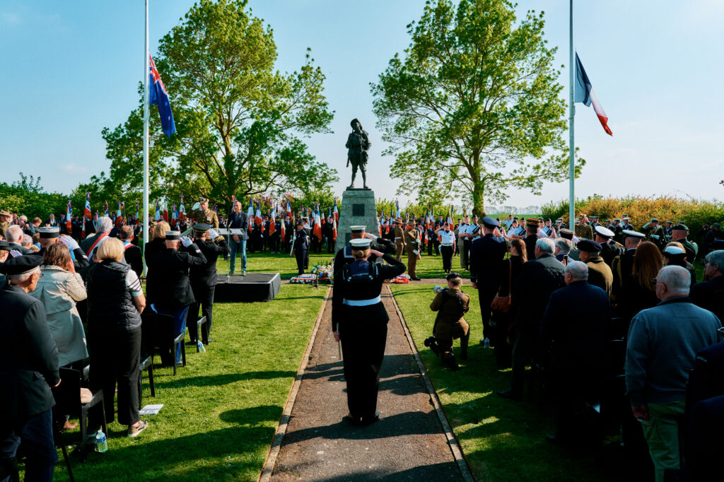 Australian soldiers salute the Memorial before the departure of the Guard of the catafalque