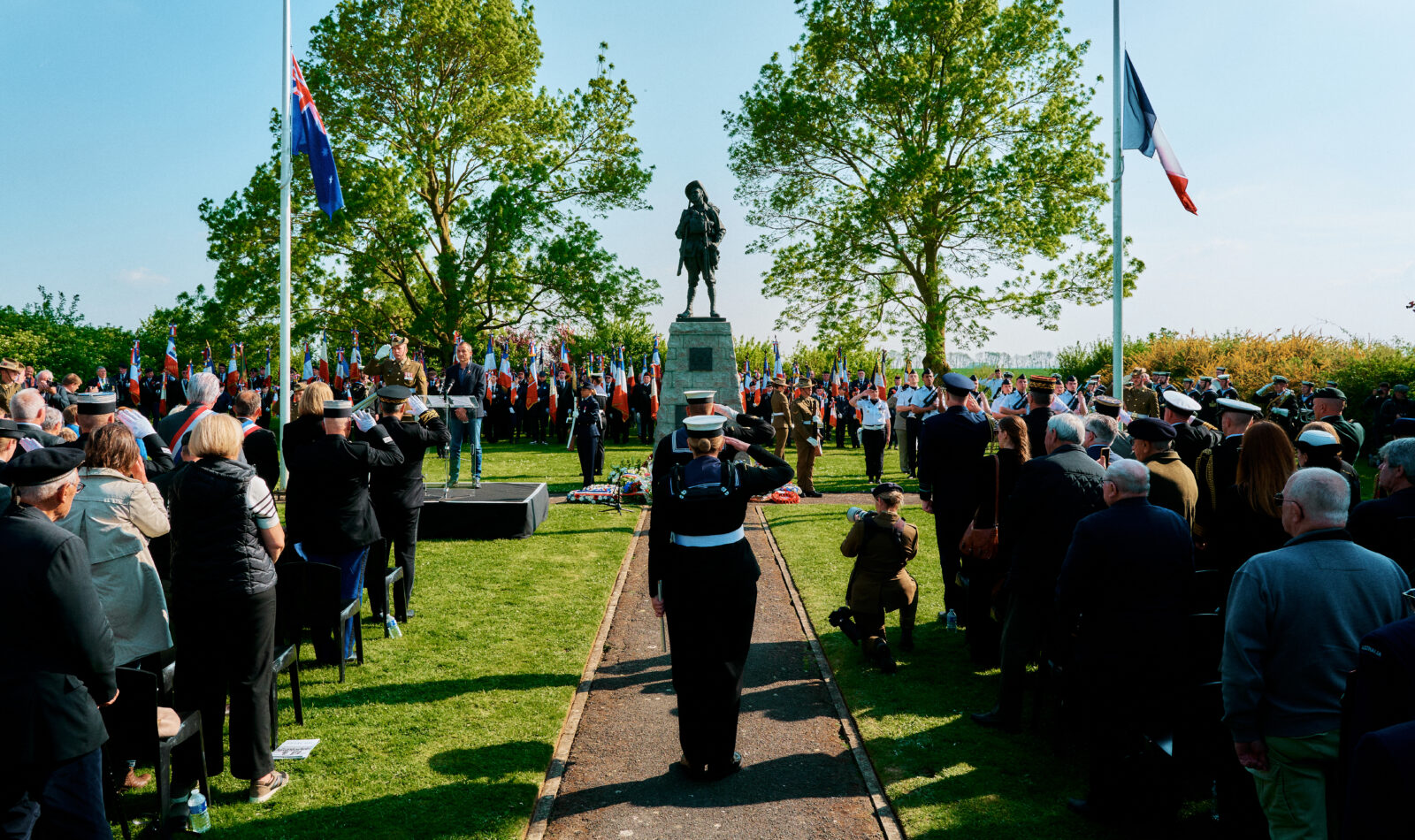 Des soldats australiens saluent le mémorial avant le départ de la Garde du catafalque