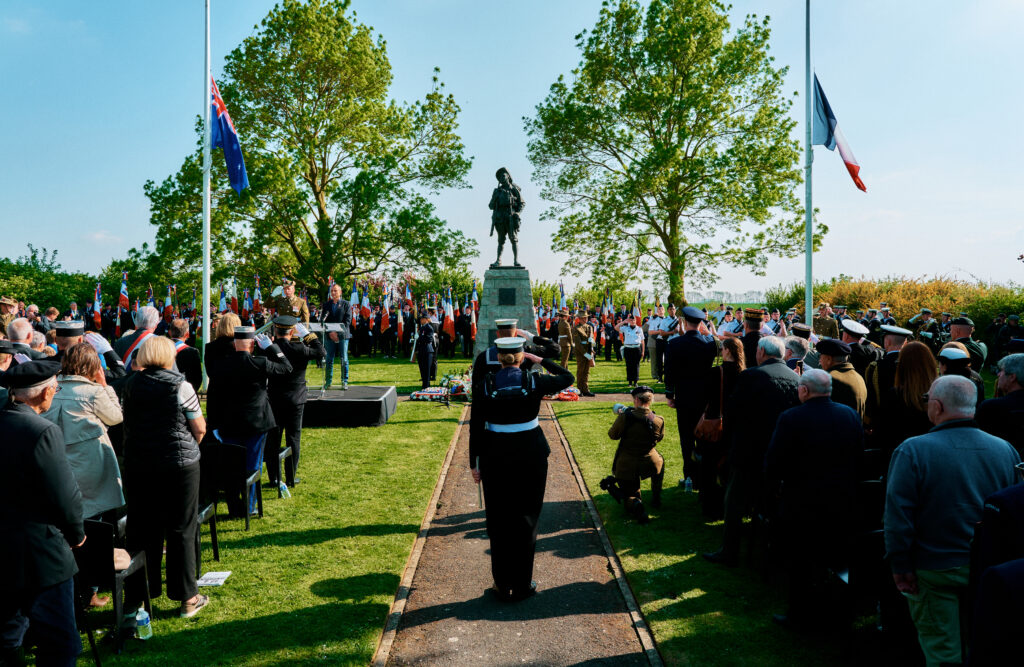 Australian soldiers salute the Memorial before the departure of the Guard of the catafalque