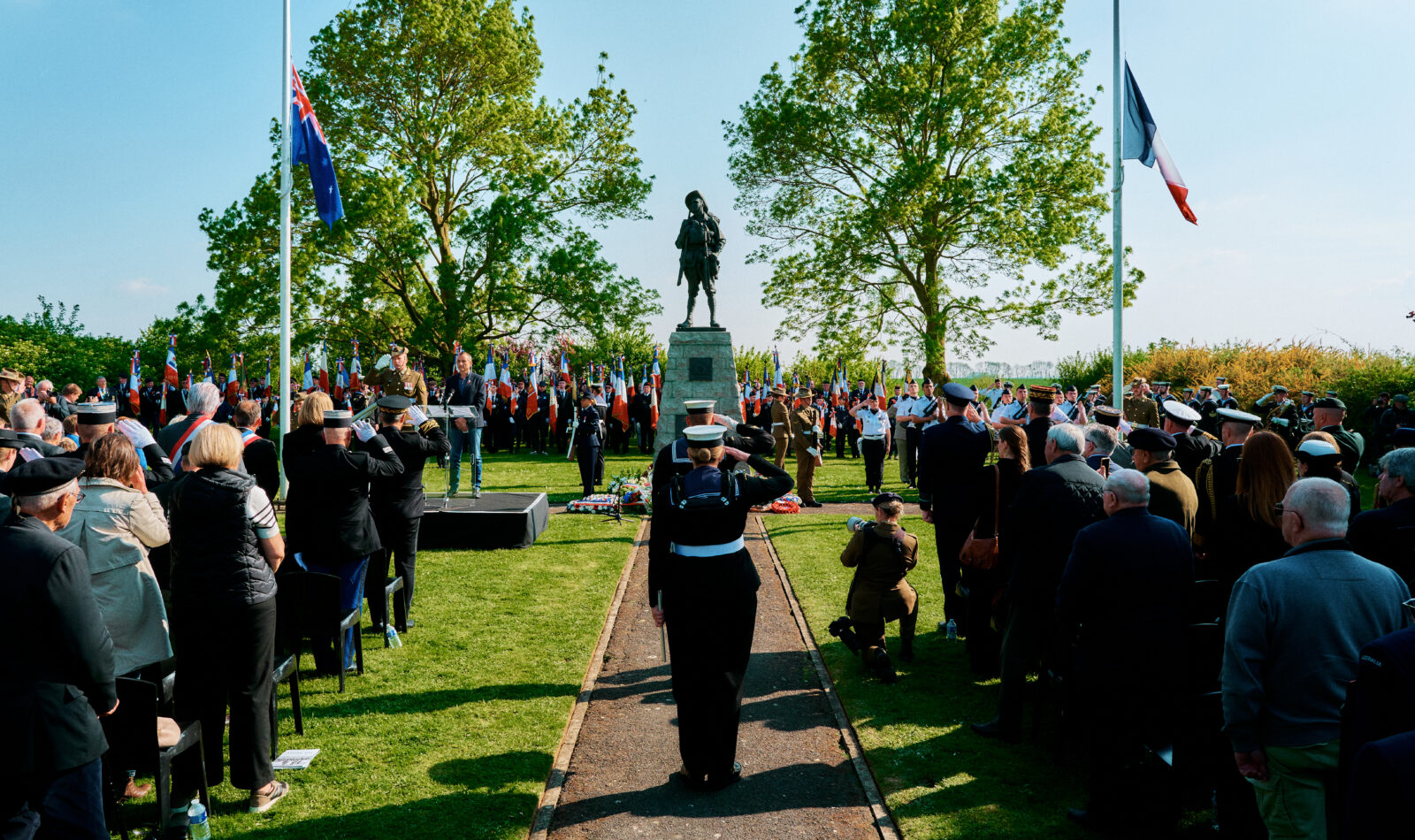 Australian soldiers salute the Memorial before the departure of the Guard of the catafalque
