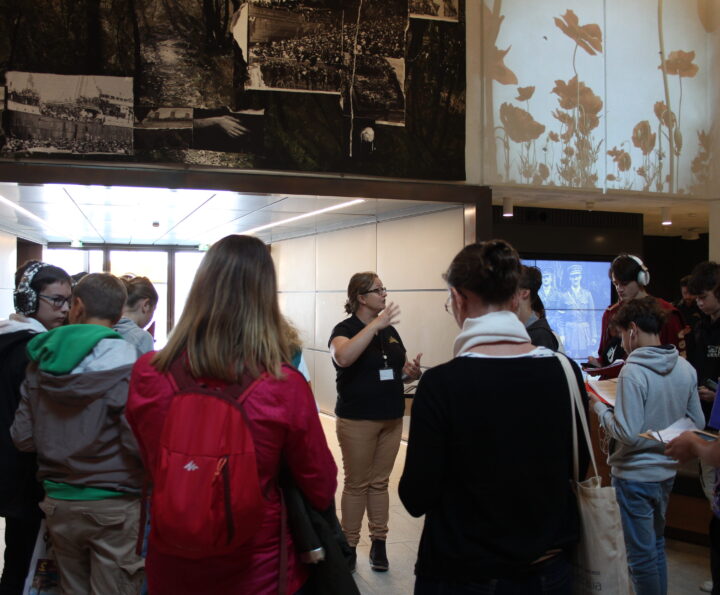 Un membre du Centre Sir John Monash accueillant des élèves dans le foyer