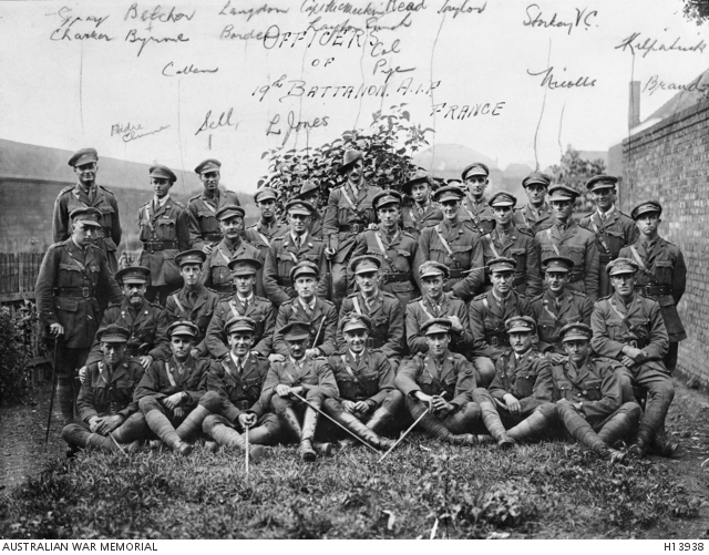 Officiers du 19e bataillon en France. Le lieutenant Percy Valentine Storkey se trouve au dernier rang, deuxième à partir de la droite. ©AWM H13938