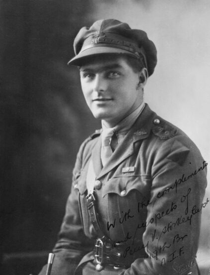 Portrait en studio du capitaine Percy Valentine Storkey VC