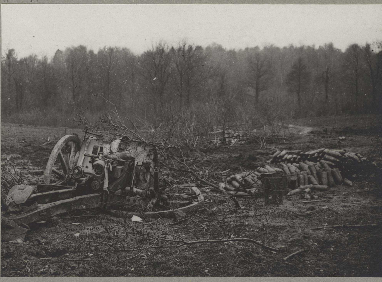 Batterie anglaise détruite sur la côte 99, à proximité du bois de Hangard, le 19 avril 1918 - ©La Contemporaine VAL 421/054