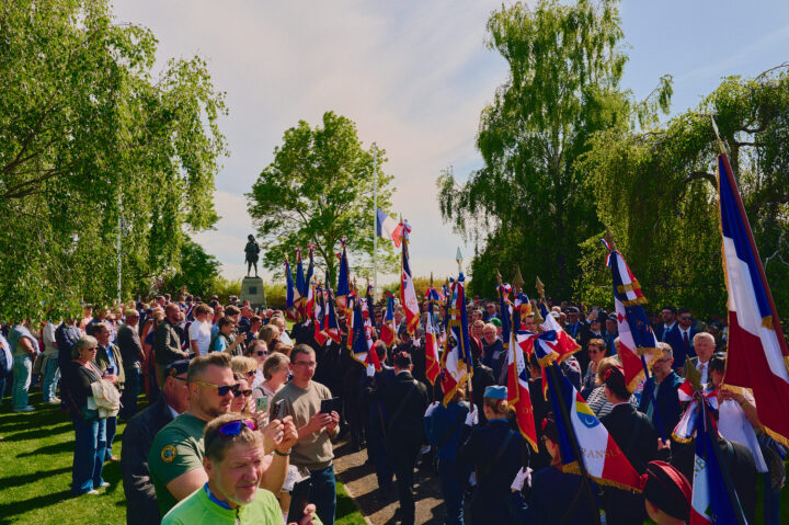 As protocol dictates, the beginning of the service is marked by the arrival of the numerous local French porte-drapeaux.
