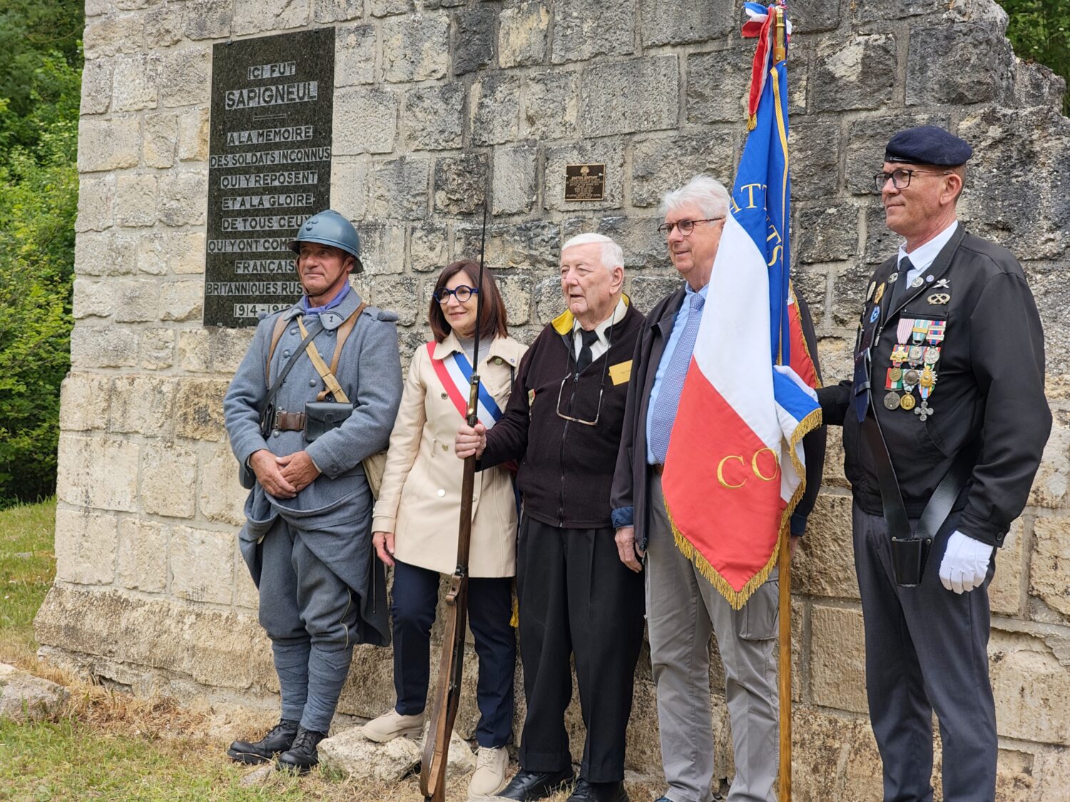 Raymond Huggins alongside Claude Fricotté, president of the Cormicy Veterans Association, and Chantal Lantenois, mayor of Cormicy.