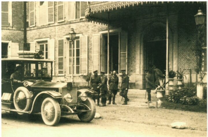 King George V, Field Marshal Haig and General Rawlinson at the Chateau of Querrieu in 1916 ©Château de Querrieu
