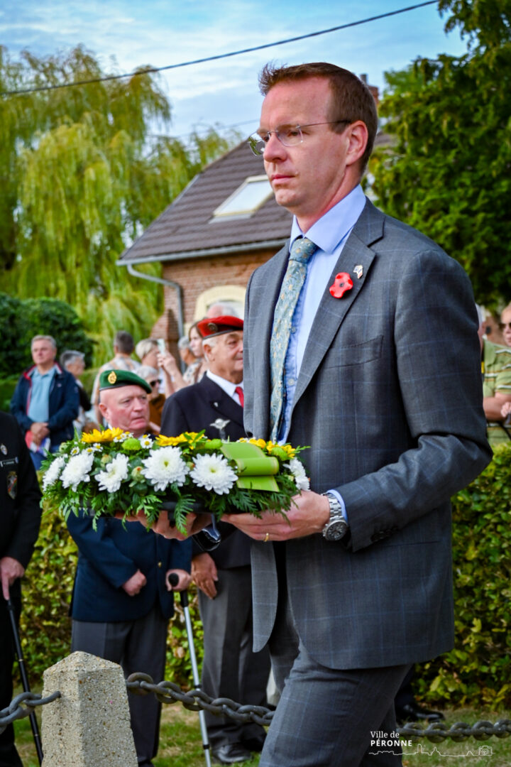 The Director of the Sir John Monash Centre laying a wreath ©Ville de Péronne